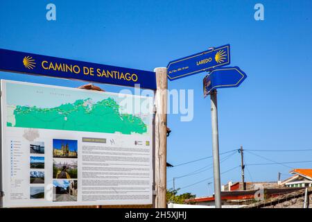 Panneau de signalisation poste de signalisation poste de direction pour le Camino de Santiago le chemin de St James dans la station balnéaire espagnole Cantabrique de Castro Urdiales Espagne Banque D'Images