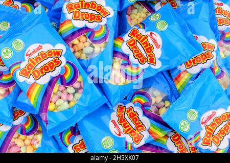 Swizzels Matlow Rainbow Drops 10g packs de maïs enrobé de sucre et de confiseries à base de riz Banque D'Images