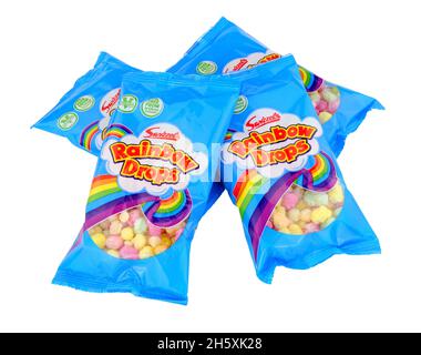 Swizzels Matlow Rainbow Drops 10g packs de maïs enrobé de sucre et de confiseries à base de riz Banque D'Images