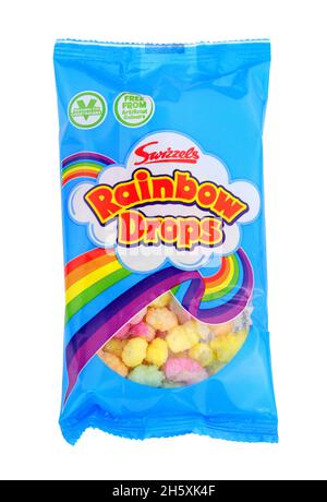 Swizzels Matlow Rainbow Drops 10g packs de maïs enrobé de sucre et de confiseries à base de riz Banque D'Images