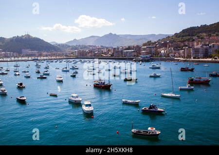 Bateaux dans le port au port espagnol et station balnéaire de Castro Urdiales Cantabria sur la côte de Cantabrique nord de l'Espagne Banque D'Images