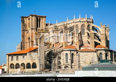 L'église médiévale de Santa María de la Asunción dans la station balnéaire espagnole Cantabrie de Castro Urdiales Nord de l'Espagne Banque D'Images