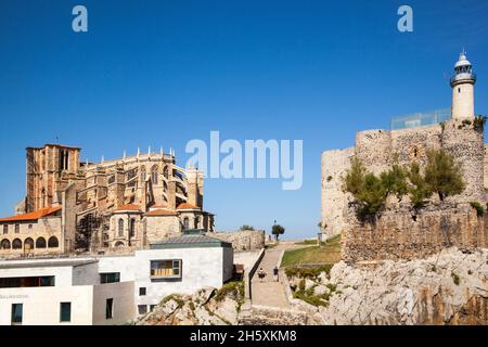 Le château médiéval de Santa Ana abrite désormais le phare et l'église de Santa María de la Asunción à Castro Urdiales, dans le nord de l'Espagne Banque D'Images