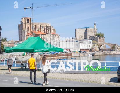 Bateaux dans le port au port espagnol et station balnéaire de Castro Urdiales Cantabria sur la côte de Cantabrique Espagne Banque D'Images