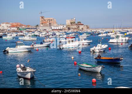 Bateaux dans le port au port espagnol et station balnéaire de Castro Urdiales Cantabria sur la côte de Cantabrique nord de l'Espagne Banque D'Images