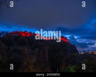 Château d'Édimbourg, Royaume-Uni.11 novembre 2021.Le château d'Édimbourg a été éclairé ce soir par une lumière rouge pour marquer le jour du souvenir le 11 novembre 2021, alors que les gens de tout le Royaume-Uni s'arrêtaient pour une période de silence à 11 heures pour se souvenir des victimes de la guerre.Crédit : phil wilkinson/Alay Live News Banque D'Images