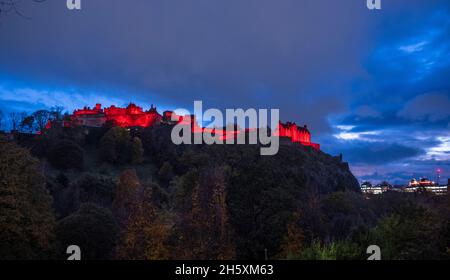 Château d'Édimbourg, Royaume-Uni.11 novembre 2021.Le château d'Édimbourg a été éclairé ce soir par une lumière rouge pour marquer le jour du souvenir le 11 novembre 2021, alors que les gens de tout le Royaume-Uni s'arrêtaient pour une période de silence à 11 heures pour se souvenir des victimes de la guerre.Crédit : phil wilkinson/Alay Live News Banque D'Images