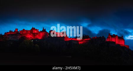 Château d'Édimbourg, Royaume-Uni.11 novembre 2021.Le château d'Édimbourg a été éclairé ce soir par une lumière rouge pour marquer le jour du souvenir le 11 novembre 2021, alors que les gens de tout le Royaume-Uni s'arrêtaient pour une période de silence à 11 heures pour se souvenir des victimes de la guerre.Crédit : phil wilkinson/Alay Live News Banque D'Images