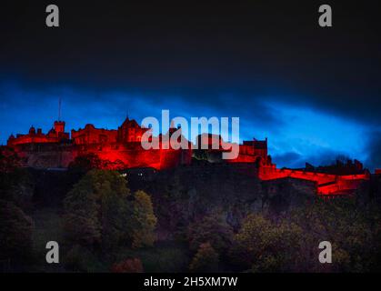 Château d'Édimbourg, Royaume-Uni.11 novembre 2021.Le château d'Édimbourg a été éclairé ce soir par une lumière rouge pour marquer le jour du souvenir le 11 novembre 2021, alors que les gens de tout le Royaume-Uni s'arrêtaient pour une période de silence à 11 heures pour se souvenir des victimes de la guerre.Crédit : phil wilkinson/Alay Live News Banque D'Images