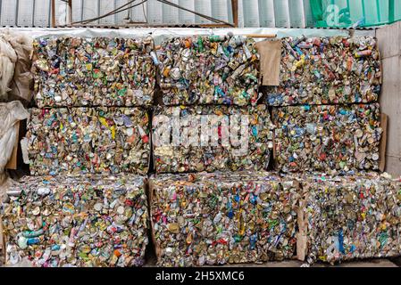 Moscou.Russie.Automne 2020.Boîtes en aluminium pressé.De grandes balles de déchets d'aluminium attendent d'être envoyées pour être remballées. Banque D'Images