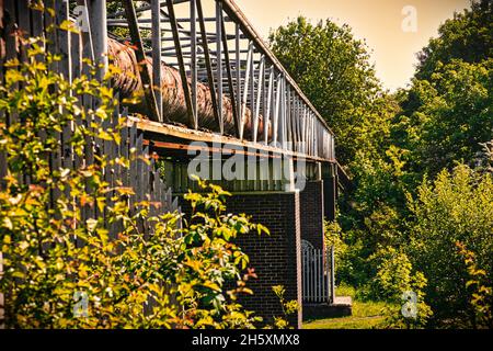 Pont de tuyaux d'eau au-dessus de la rivière Nene à Northampton Banque D'Images