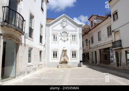 Scène de rue dans la vieille ville, maison blanche avec fontaine ornée, Torres Vedras, Portugal Banque D'Images