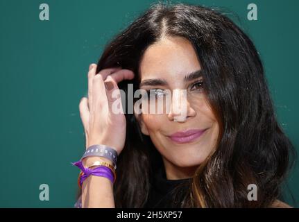 Hambourg, Allemagne.11 novembre 2021.Lilli Hollunder, actrice, se dresse dans l'Alsterhaus pendant la 11ème Gala Noël Shopping Night .Credit: Marcus Brandt/dpa/Alay Live News Banque D'Images