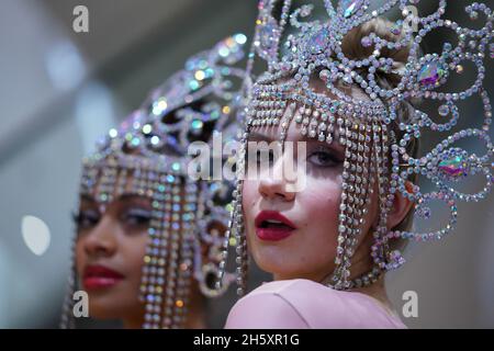 Hambourg, Allemagne.11 novembre 2021.Les modèles Alexandra (r) et Aiska se tiennent lors de la 11e soirée de gala de Noël à Alsterhaus.Credit: Marcus Brandt/dpa/Alay Live News Banque D'Images