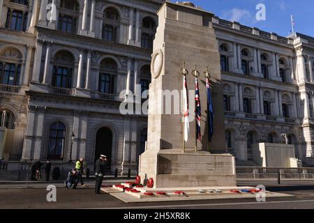 Londres, Royaume-Uni.11 novembre 2021.Drapeaux vus au monument commémoratif de guerre de Cenotaph sur Whitehall à Londres. Le Cenotaph est un monument commémoratif de guerre sur Whitehall à Londres, en Angleterre.Son origine est dans une structure temporaire érigée pour un défilé de paix après la fin de la première Guerre mondiale, et après une effusion de sentiments nationaux, elle a été remplacée en 1920 par une structure permanente et a désigné le mémorial national officiel de guerre du Royaume-Uni.Crédit : SOPA Images Limited/Alamy Live News Banque D'Images