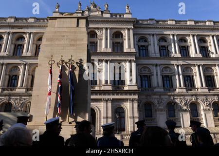 Londres, Royaume-Uni.11 novembre 2021.Drapeaux vus au monument commémoratif de guerre de Cenotaph sur Whitehall à Londres. Le Cenotaph est un monument commémoratif de guerre sur Whitehall à Londres, en Angleterre.Son origine est dans une structure temporaire érigée pour un défilé de paix après la fin de la première Guerre mondiale, et après une effusion de sentiments nationaux, elle a été remplacée en 1920 par une structure permanente et a désigné le mémorial national officiel de guerre du Royaume-Uni.(Photo de Thomas Krych/SOPA Images/Sipa USA) crédit: SIPA USA/Alay Live News Banque D'Images