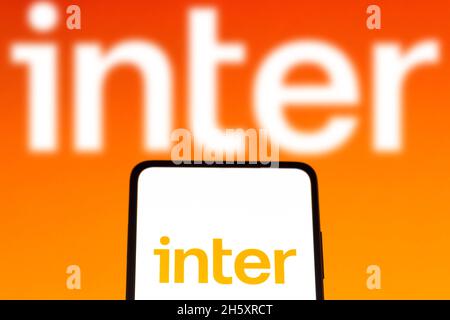 11 novembre 2021, Brésil.Sur cette photo, le logo Banco Inter apparaît sur l'écran d'un smartphone et en arrière-plan Banque D'Images