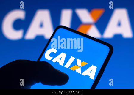 11 novembre 2021, Brésil.Sur cette photo, le logo Caixa Econômica Federal (CEF) apparaît sur l'écran d'un smartphone et en arrière-plan Banque D'Images