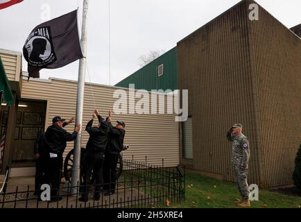 Bloomington, États-Unis.11 novembre 2021.Les membres de la garde d'honneur lèvent le drapeau américain après une cérémonie de la fête des anciens combattants tenue au Burton Woolery American Legion Post 18 à Bloomington.(Photo de Jeremy Hogan/SOPA Images/Sipa USA) crédit: SIPA USA/Alay Live News Banque D'Images