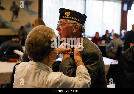 Bloomington, États-Unis.11 novembre 2021.Un coquelicot est placé sur un vétéran avant la cérémonie de la fête des anciens combattants qui a eu lieu au Burton Woolery American Legion Post 18 à Bloomington.(Photo de Jeremy Hogan/SOPA Images/Sipa USA) crédit: SIPA USA/Alay Live News Banque D'Images