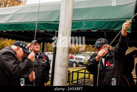 Bloomington, États-Unis.11 novembre 2021.Les membres de la garde d'honneur lèvent le drapeau américain après une cérémonie de la fête des anciens combattants tenue au Burton Woolery American Legion Post 18 à Bloomington.(Photo de Jeremy Hogan/SOPA Images/Sipa USA) crédit: SIPA USA/Alay Live News Banque D'Images