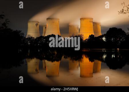 Réflexions de tours de refroidissement à la centrale électrique de Drax dans le North Yorkshire Banque D'Images