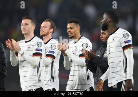 Wolfsburg, Allemagne.12 novembre 2021.Football : équipe nationale, qualification à la coupe du monde, stade de groupe, groupe J, match 9,Allemagne - Liechtenstein à Volkswagen Arena.Les joueurs allemands Marco Reus (l-r), Maximilan Arnold, Lukas Nmecha, Ridle Bakou et Antonio Rüdiger remercient les fans après le 9:0.Credit: Swen Pförtner/dpa/Alay Live News Banque D'Images