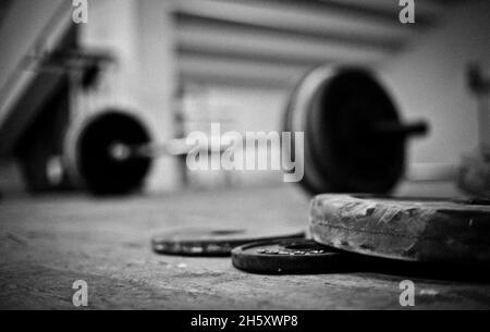 Barbell et disques dans une salle de musculation Banque D'Images