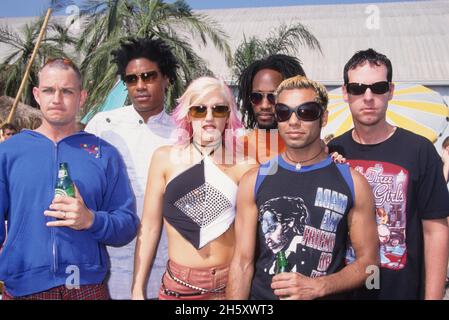 6 août 2000, Santa Monica, Californie, États-Unis : GWEN STEFANI,TOM DUMONT, TONY KANAL et ADRIAN YOUNG du groupe NO DOUDT aux prix Teen Choice 2000.(Image de crédit : © Kelly Jordan/ZUMA Press Wire) Banque D'Images