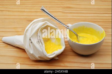 Crème à la crème vanille pour la préparation de feuilletés à la crème ou d'eclares Banque D'Images
