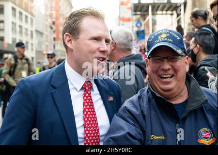 New York, États-Unis.11 novembre 2021.Andrew Giuliani (à gauche) assiste au défilé de la fête des anciens combattants à New York.Crédit : SOPA Images Limited/Alamy Live News Banque D'Images