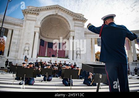 Arlington, Vereinigte Staaten.11 novembre 2021.La bande de la Garde côtière des États-Unis se produit lors de la 68e journée nationale des anciens combattants dans l'amphithéâtre commémoratif du cimetière national d'Arlington, à Arlington, en Virginie, le 11 novembre 2021.Crédit obligatoire : Elizabeth Fraser/US Army via CNP/dpa/Alay Live News Banque D'Images