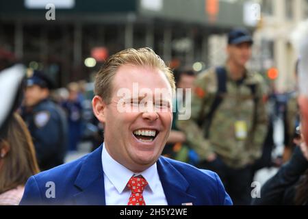 New York, N.Y/États-Unis – 11 novembre 2021 : Andrew Giuliani, fils de l'ancien maire de New York Rudy Giuliani, lors du défilé de la fête des anciens combattants sur la Cinquième Avenue à New York, le 11 novembre 2021.(Crédit : Gordon Donovan/Alamy Live News) Banque D'Images