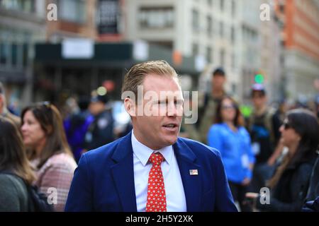 New York, N.Y/États-Unis – 11 novembre 2021 : Andrew Giuliani, fils de l'ancien maire de New York Rudy Giuliani, lors du défilé de la fête des anciens combattants sur la Cinquième Avenue à New York, le 11 novembre 2021.(Crédit : Gordon Donovan/Alamy Live News) Banque D'Images