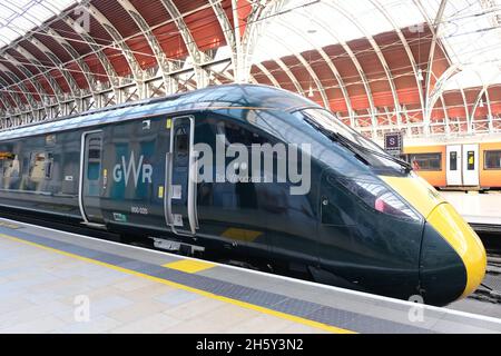 Un train Intercity Great Western Railway (GWR) nommé d'après Bob Woodward, fondateur de l'association CLIC pour enfants, se trouve à la gare de Paddington Banque D'Images