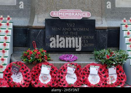 Londres, Royaume-Uni.Des couronnes sont placées autour du mémorial de la première Guerre mondiale pour la Journée de l'armistice, marquant le jour où les forces alliées et allemandes ont signé un traité de paix. Banque D'Images