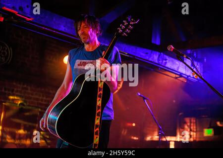 Bloomington, États-Unis.11 novembre 2021.Evan Dando se trouve devant les limonheads lors d'une représentation au Bluebird à Bloomington.Les limonheads sont actuellement quelques jours dans une visite.(Photo de Jeremy Hogan/SOPA Images/Sipa USA) crédit: SIPA USA/Alay Live News Banque D'Images