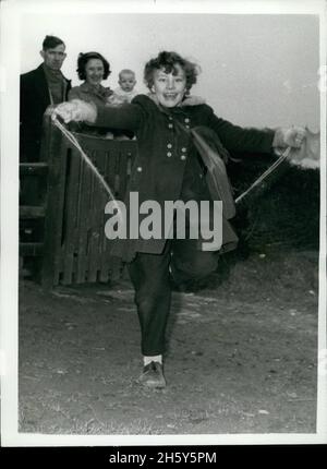 03 mars 1960 - Faith Healer guérit la jeune victime de la poliomyélite, maintenant Little Mary saute son chemin à l'école;Il y a un an joli - Mary Stamp, âgée de huit ans, a été paralysée par des poliomyélités seulement deux jours avant qu'elle ne soit vacciné - mais aujourd'hui, Mary est un petit « tom-boy » parky à voir sauter son chemin hors de l'école de orteil.Mary et ses parents vivent dans un petit village de West Rasen, Lincolnshire - et Mme Stamp dit que Mary a été guérie par l'évangéliste de guérison de la foi Peter Scothern de Mansfield.Il y a un an, M. Scothern menait une croisade de guérison de foi sur le marché Rasen-Mary avait été libéré f Banque D'Images