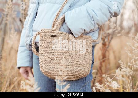 Sac à provisions en jute naturel fait main, cabas de style scandinave, tons beige, accessoires de mode durables.Un style de vie sans gaspillage.Femme avec D Banque D'Images