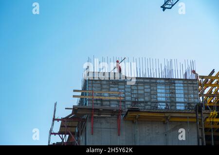 Un ouvrier de la construction se tient sur les chevrons de l'étage supérieur.Le constructeur installe des supports pour le béton. Banque D'Images