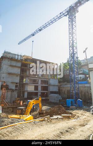 Grue de tour au chantier, au soleil.Équipement spécial sur le chantier.Photo verticale. Banque D'Images