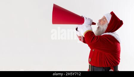 Crier le Père Noël en utilisant le mégaphone sur fond blanc. Banque D'Images