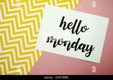 Texte typographique de la carte Hello Monday sur fond rose Banque D'Images