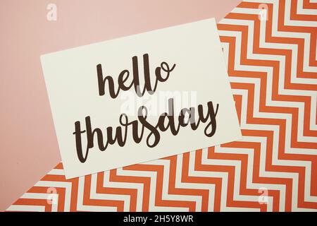 Texte typographique de la carte Hello Thursday sur fond rose Banque D'Images