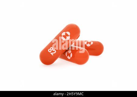Capsule de molnupiravir médicament antiviral comprimé pour anti virus Corona (COVID-19) développé par Merck et Co - 3D Rendering maquette.5 octobre 2021, Bangkok Banque D'Images