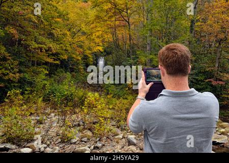 Tourisme photographiant les chutes Meigs en automne, à l'aide d'une tablette, parc national des Great Smoky Mountains, Tennessee, États-Unis Banque D'Images