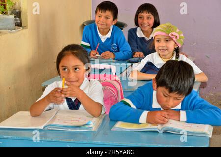 Élèves du primaire en classe à l'école Nono, Nono, Pichincha, Equateur Banque D'Images