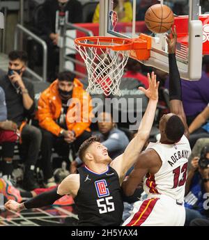 Los Angeles, Californie, États-Unis.11 novembre 2021.Los Angeles Clippers vs Miami Heat au Staples Center de Los Angeles, CA le jeudi 11 novembre 2021.PHILLIP KIM.Bam Adebayo #13 de la chaleur de Miami va pour un haut d'allée comme il est défendu par Isaiah Hartenstein #55 de la Clippers.(Credit image: © Phillip Kim/Prensa Internacional via ZUMA Press Wire) Credit: ZUMA Press, Inc./Alamy Live News Banque D'Images