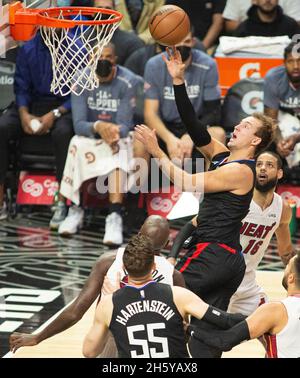 Los Angeles, Californie, États-Unis.11 novembre 2021.Los Angeles Clippers vs Miami Heat au Staples Center de Los Angeles, Californie, le jeudi 11 novembre 2021.PHILLIP KIM.Luke Kennard #5 de la LA Clippers va pour une voiture de mise en place contre la chaleur de Miami.(Credit image: © Phillip Kim/Prensa Internacional via ZUMA Press Wire) Credit: ZUMA Press, Inc./Alamy Live News Banque D'Images