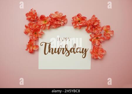 Happy Thursday card texte typographique avec bouquet de fleurs sur fond rose Banque D'Images